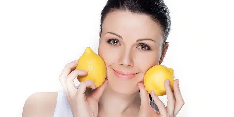 Žena s citrónom pri tvári