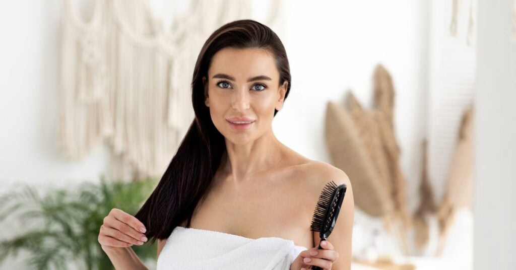 Žena sa stará o svoje zdravé vlasy