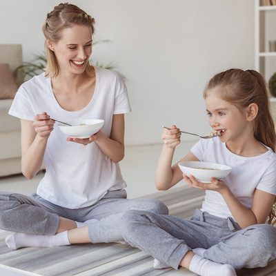 Žena s dcérou jedia zdravé raňajky