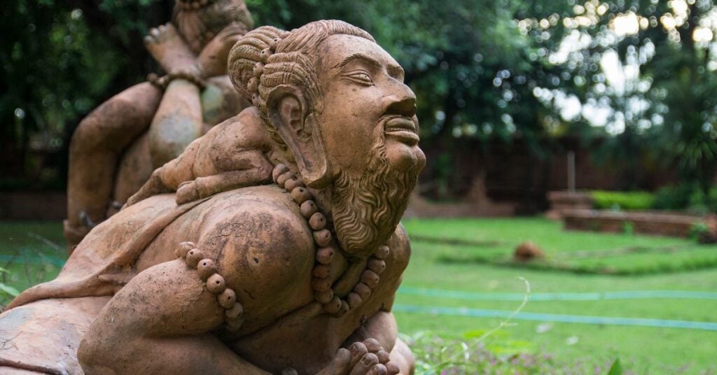 Stará socha v joga pozícii kobry