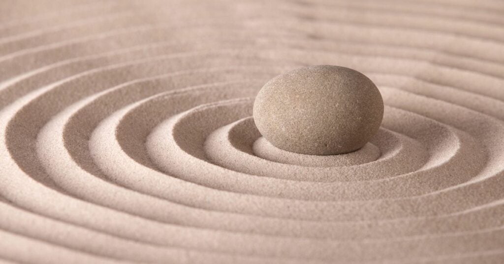 Zenový kameň umiestnený v pieskových kruhoch